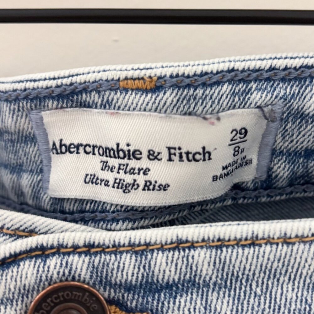 Abercrombie & Fitch The Flare Ultra High Rise Light Wash Jeans Size 29/8 - Picture 3 of 4